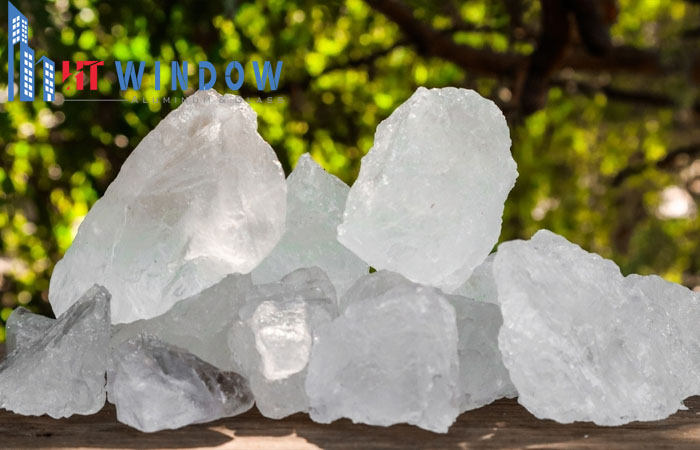 Loại phèn này khá phổ biến, dễ tìm và khi sử dụng dễ kiểm soát, điều chỉnh liều lượng