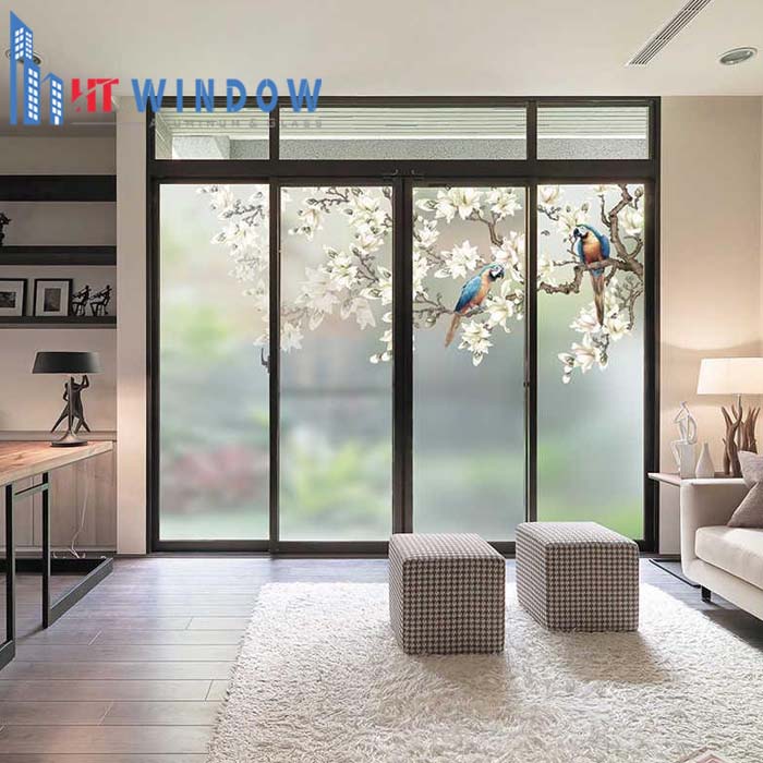 Decal dán kính được sử dụng khá phổ biến
