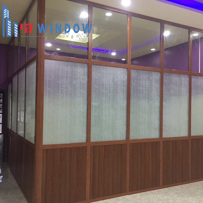 Vách ngăn nhôm hệ 700 màu vân gỗ