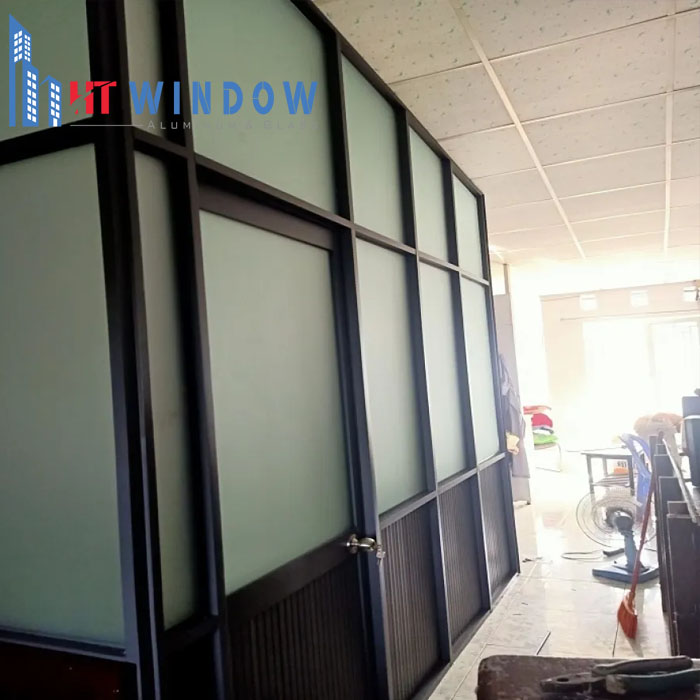 Vách nhôm hệ 700 có giá thành khá rẻ