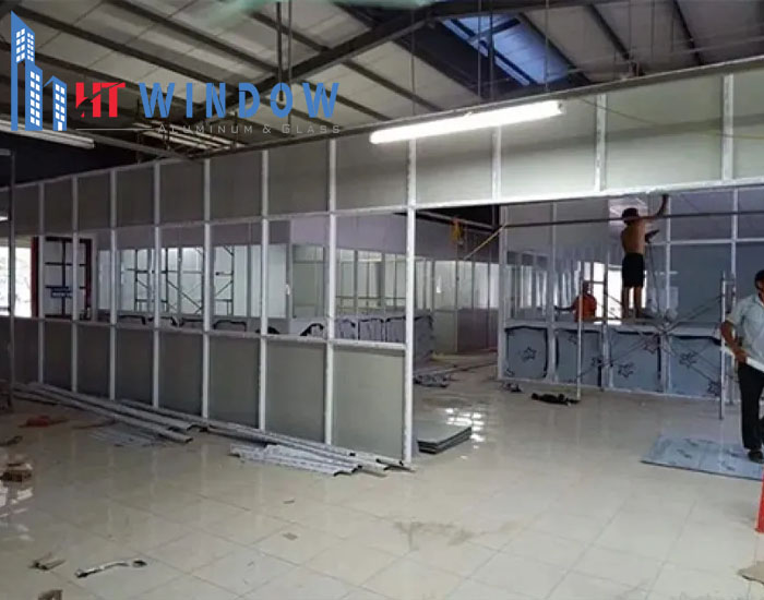 Vách kính nhôm hệ 700 thường dùng trong các nhà xưởng