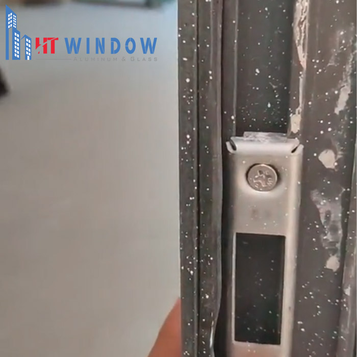 Vệ sinh cửa nhôm dính sơn nước để giúp cửa trở nên thẩm mỹ hơn