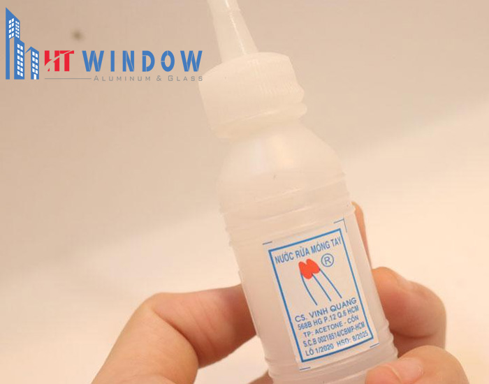 Nước rửa móng tay cũng có khả năng làm sạch sơn trên cửa nhôm
