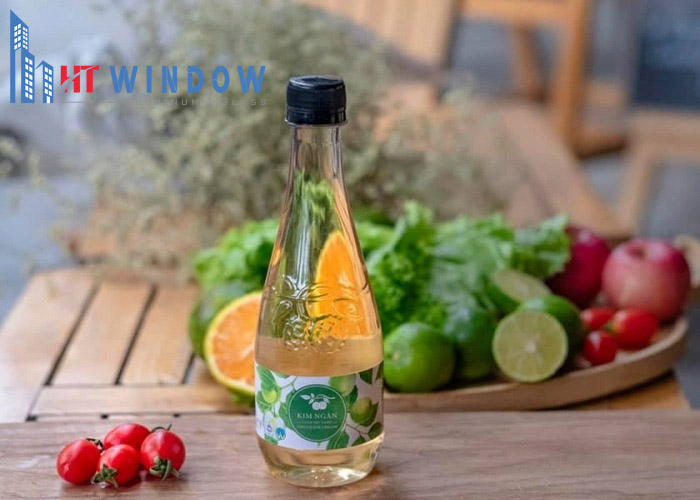 Vệ sinh cửa nhôm Xingfa dính sơn nước bằng giấm ăn được nhiều người áp dụng