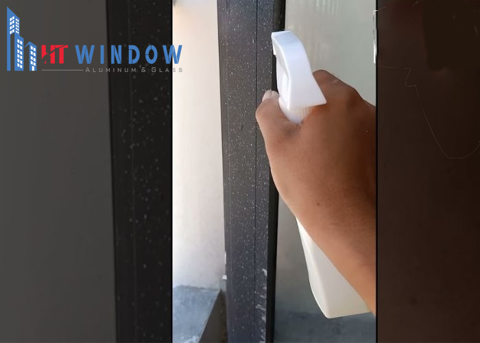 Có thể dùng các dung dịch vệ sinh chuyên dụng để làm sạch cửa hiệu quả hơn