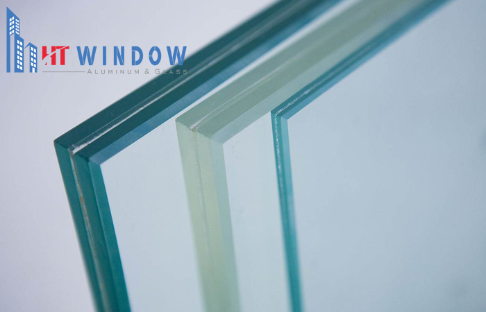 Loại kính sử dụng cũng ảnh hưởng rất nhiều đến giá cửa nhôm