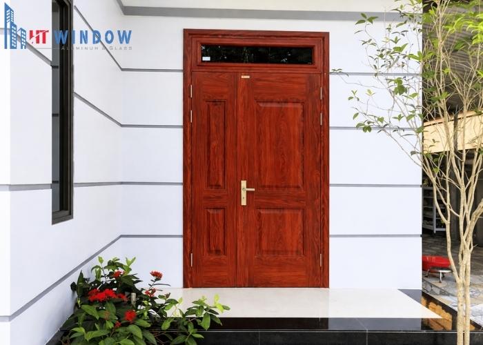 Cửa ngách dẫn ra sân vườn hoặc khu vực tiện ích
