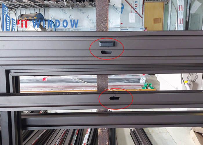 Hãy kiểm tra và thông tắc lỗ thoát nước một chiều cho cửa nhôm kính