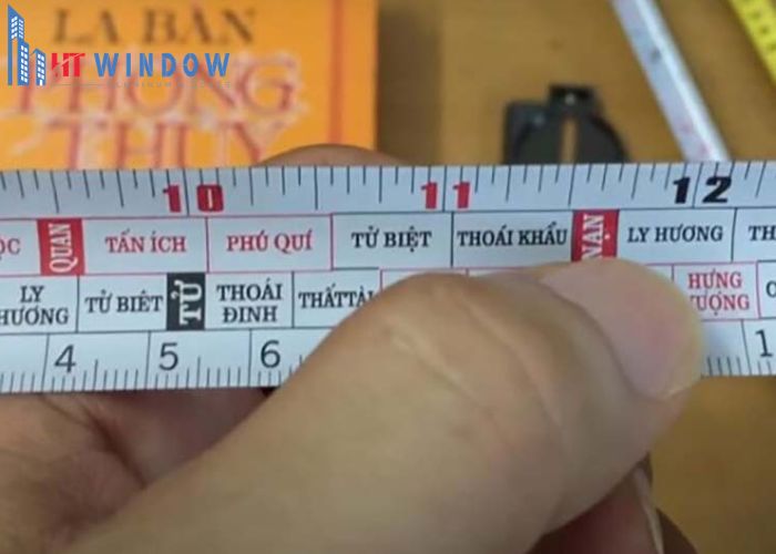 Thước Lỗ Ban 52,2 cm là công cụ chuyên dụng để đo đạc các khoảng thông thủy cho cửa chính