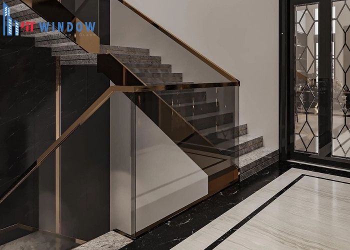 Bạn hãy chọn cầu thang kính nếu ngôi nhà có diện tích khiêm tốn hoặc thiếu hụt ánh sáng tự nhiên