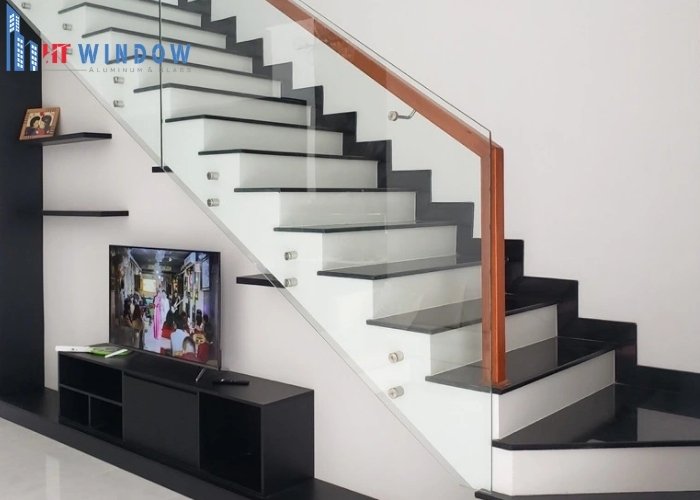 Độ trong suốt của kính giúp loại bỏ các vách ngăn thị giác và tạo cảm giác ngôi nhà rộng rãi
