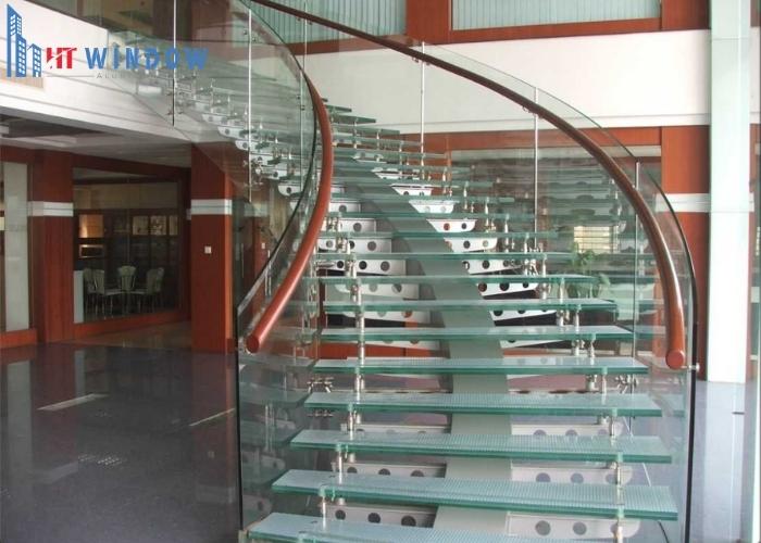 Cầu thang kính là thiết kế hiện đại sử dụng các tấm kính cường lực làm vách ngăn hoặc lan can bảo