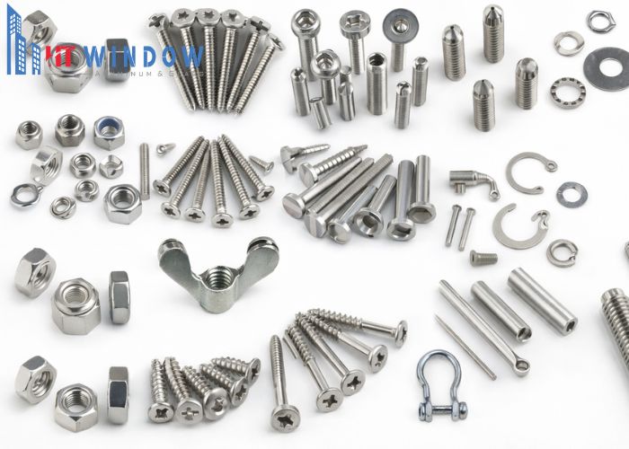 Vật tư phụ đóng vai trò quan trọng trong việc hoàn thiện độ kín khít và tính liên kết cho cửa nhôm