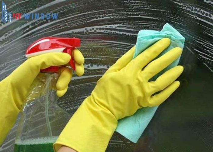 Bạn dùng vòi xịt nước áp lực vừa phải để rửa trôi toàn bộ lớp bụi bẩn bám dính bên ngoài