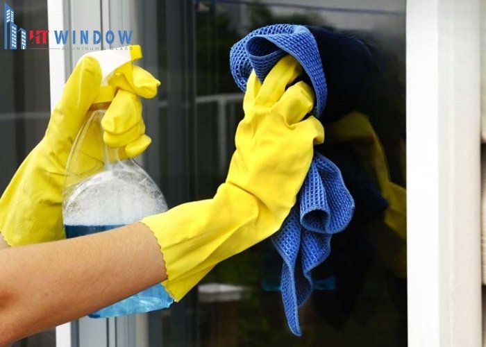 Rửa sạch và làm khô bề mặt kính hoàn toàn