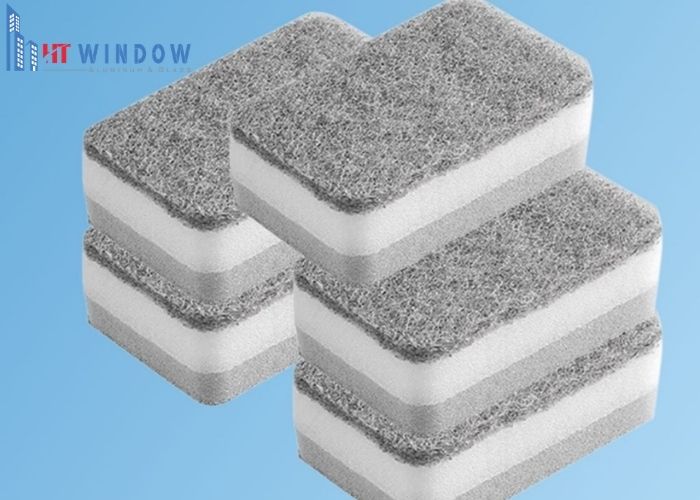 Ứng dụng kem tẩy đa năng và miếng bọt biển chuyên dụng