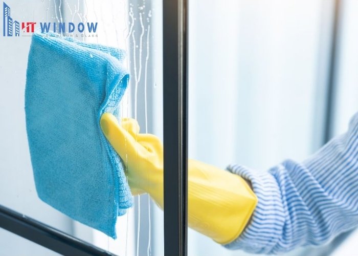Dùng rượu trắng để xử lý vết ố mờ và tăng độ bóng bề mặt kính cường lực