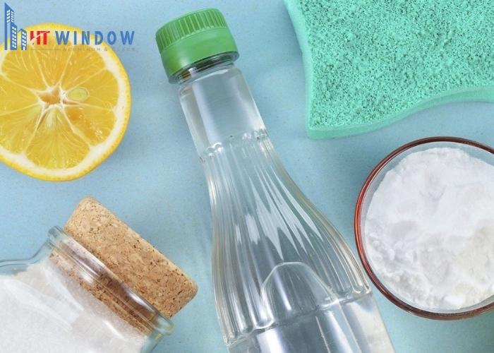 Sử dụng giấm trắng để hòa tan cặn vôi và vết ố nhẹ