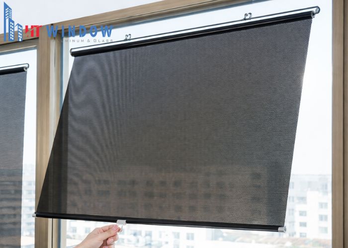 Sử dụng màng nước hoặc lưới che nắng cho kính hướng Tây