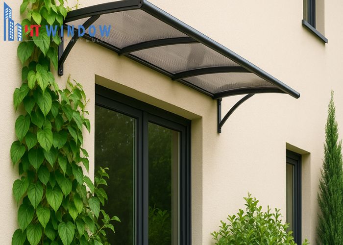 Thiết kế thêm mái hiên, ô văng hoặc lam chắn nắng tự nhiên