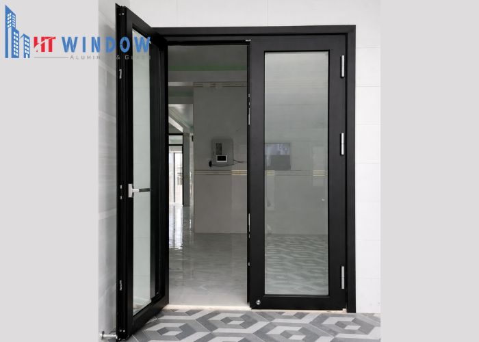 Hệ nhôm Maxpro màu đen cho cửa đi mở quay