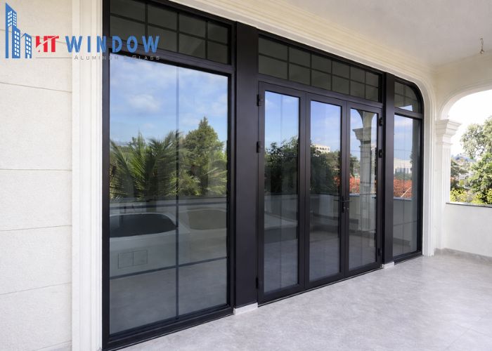 Cửa nhôm Maxpro màu đen có vẻ đẹp vô cùng sang trọng và lịch thiệp